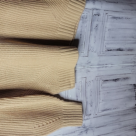 89th & Madison beautiful tan sweater - Picture 4 of 6